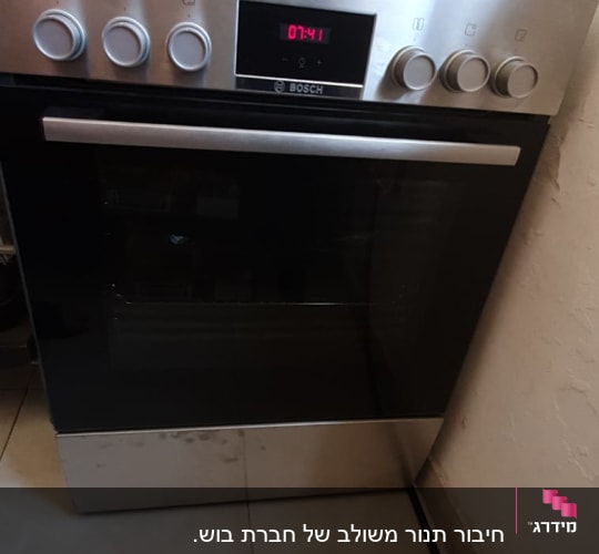 תנור בוש עם כפתורים ותצוגת זמן